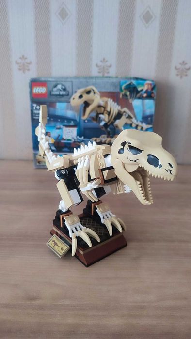LEGO Jurassic World - Expozitia fosilei dinozaurului T. rex 76940