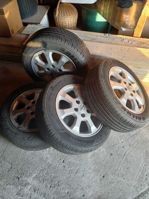 Vând set 4 jante aliaj 5 prezoane echipate cu cauciucuri noi de vară 195/60 R15