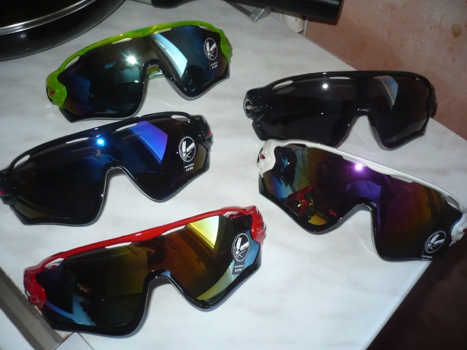 Защитна маска  и слънчеви очила