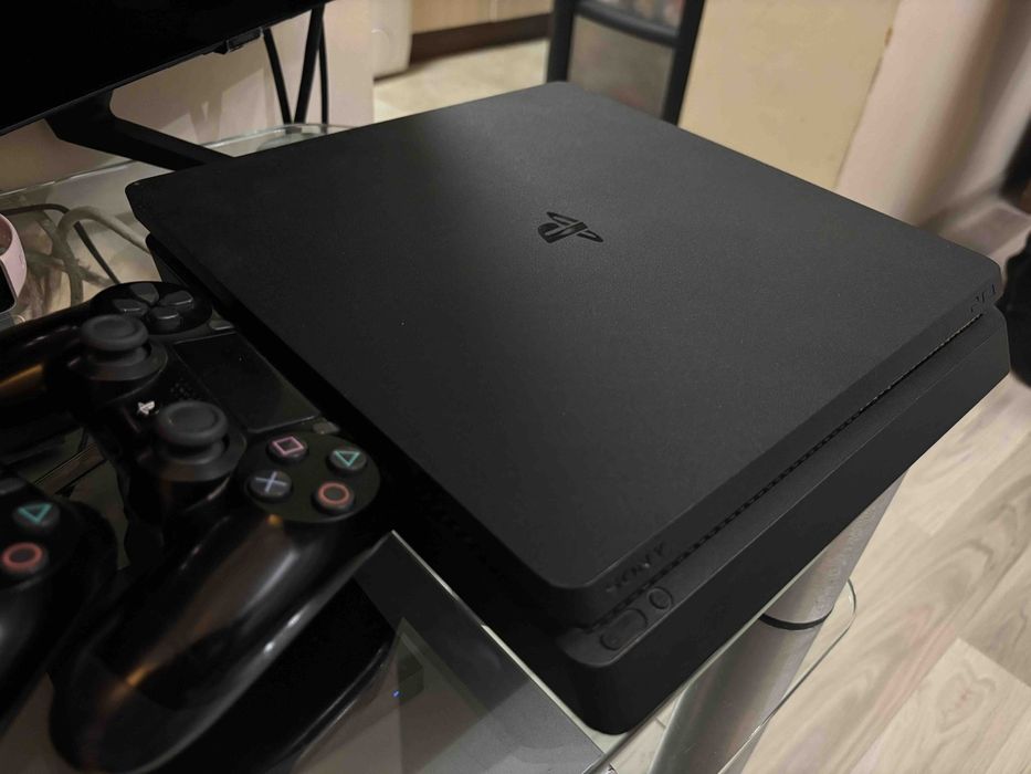 Плейстейшън 4 слим 1тб