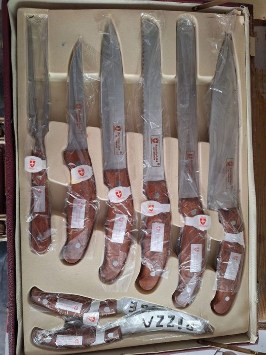 Set Cuțite cu furculițe si foarfeci cu valiză