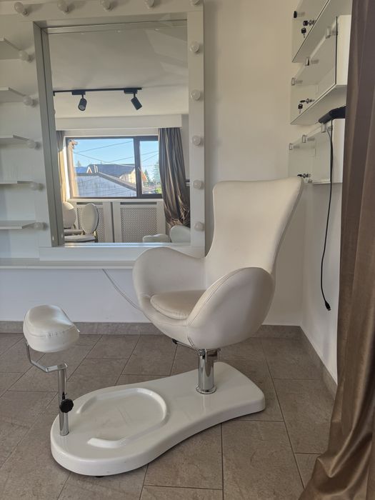 Fotoliu pedichiura si rafturi de sticla