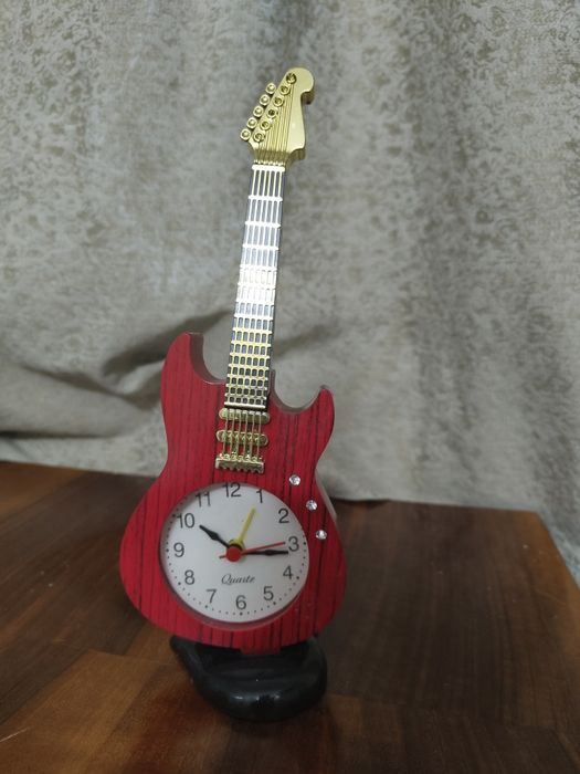 Ceas de masă decorativ în formă de chitară – Funcțional