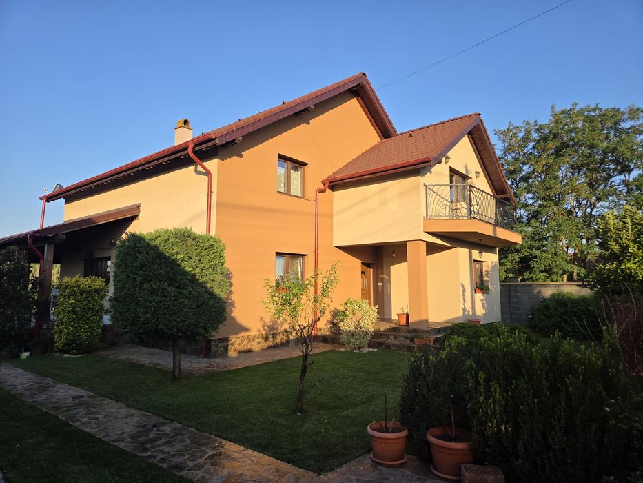 Casa de vanzare complet mobilată cu o curte generoasă in Zimand Cuz