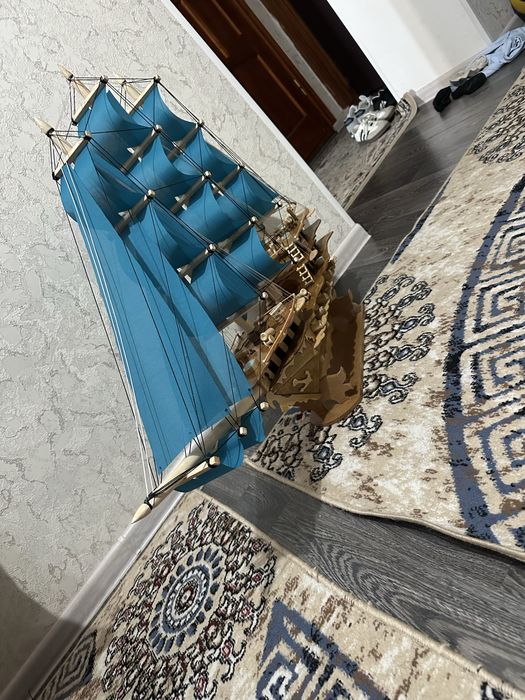 Қолдан жасалған үлкен желкенді кеме макеті