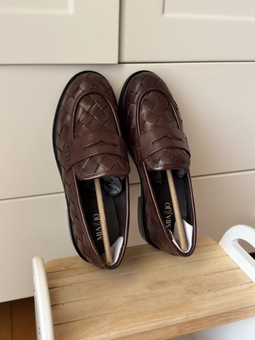 Лоуфъри в цвят бургунди по модел на Bottega Veneta