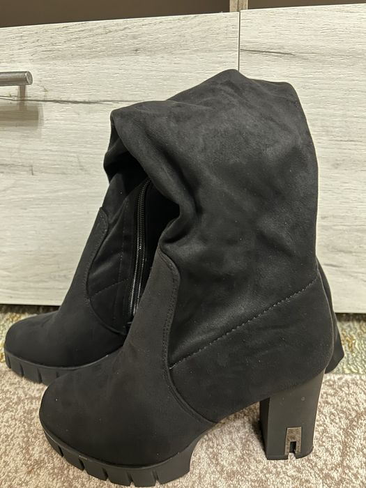 Велурени ботуши с ток