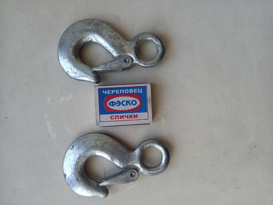 Два крюка для буксира