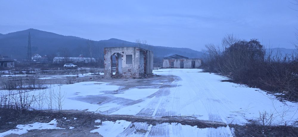 Inchiriez teren betonat