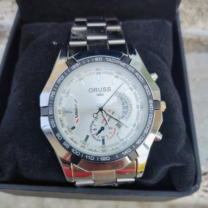 Часовник кварцов на батерия,марката се вижда на снимките