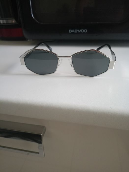 Vând ochelari de soare fashion produs de calitate superioara noi.