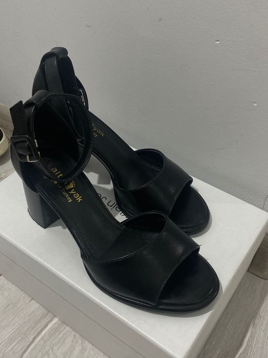 новые туфли с ремешком