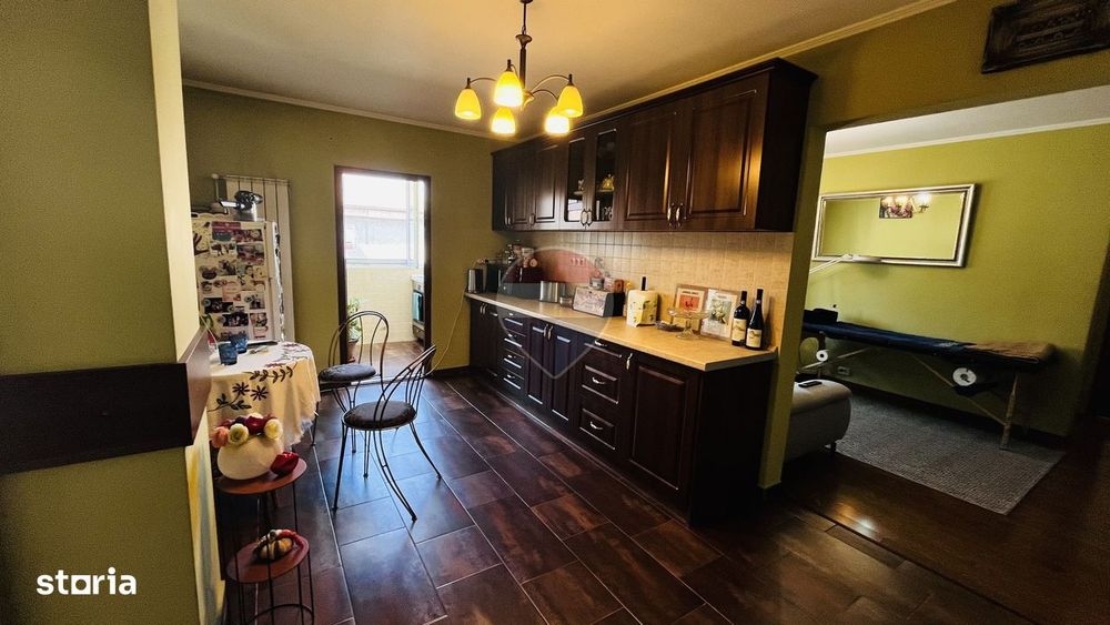 Apartament cu 3 camere de vânzare în zona Dragos Voda