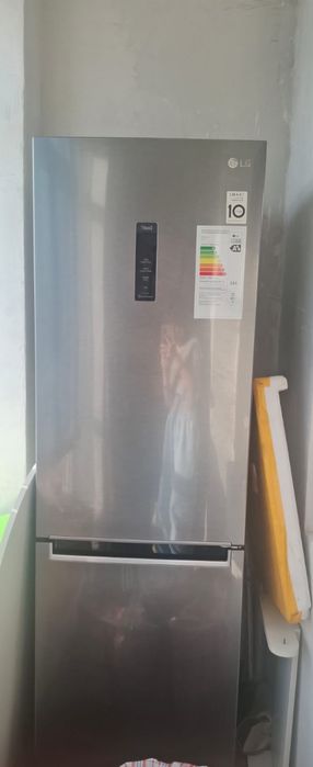 Холодильник серого цвета