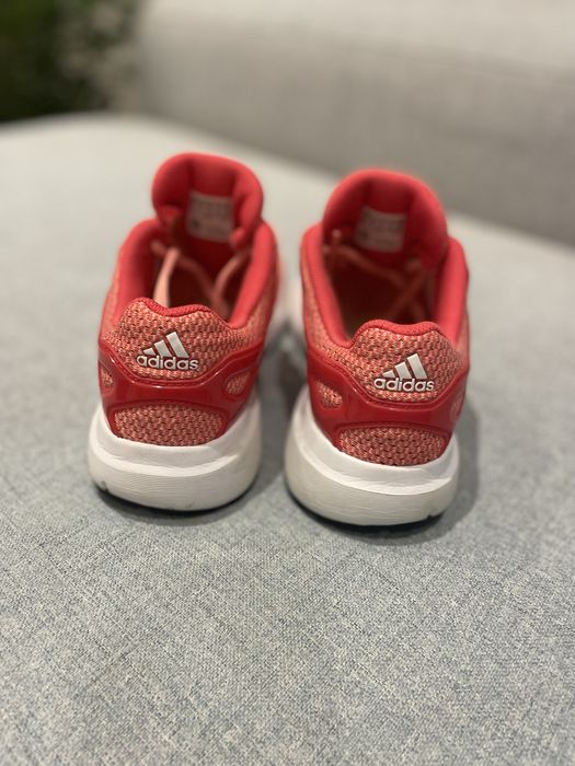 Дамски детски маратонки адидас.