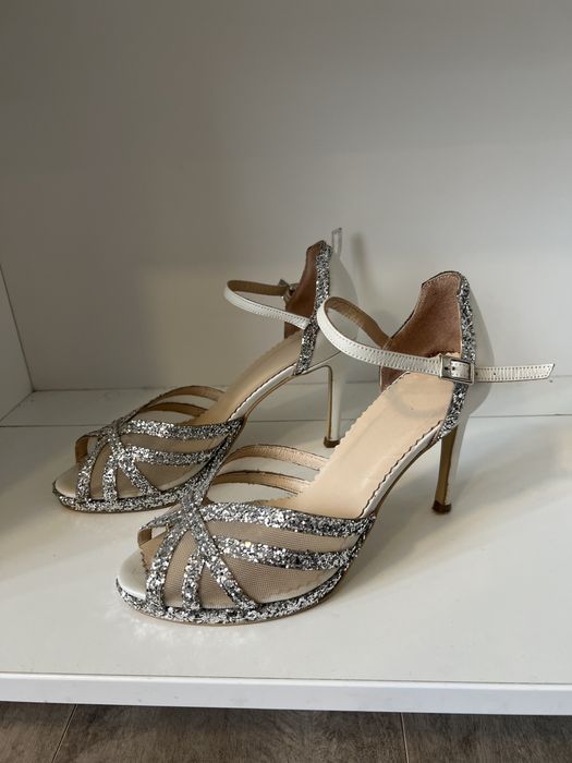 Pantofi sandale albi