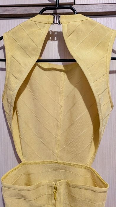 Жълта бандажна мини рокля, изрязана, гол гръб