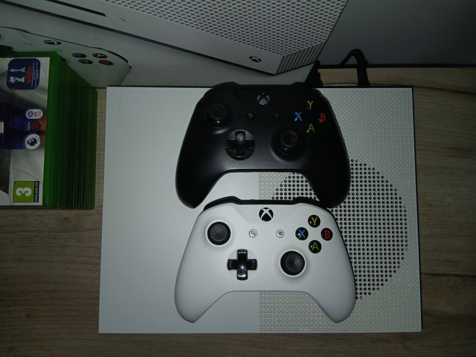 Vând Xbox One S 500 GB 12 Jocuri + 1 Controller