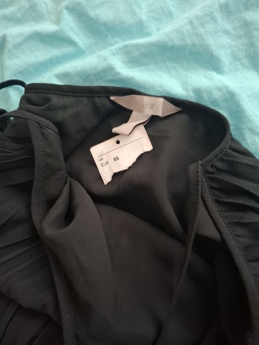Плисирана черна рокля h&m