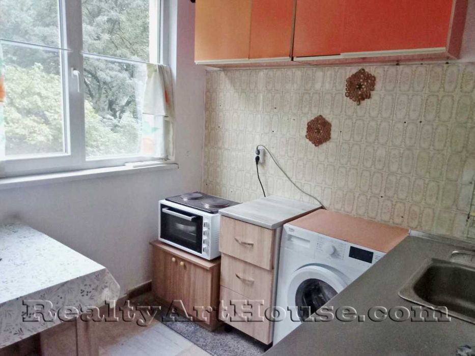 2-стаен апартамент с отделна кухня, балкон. Западен парк, София