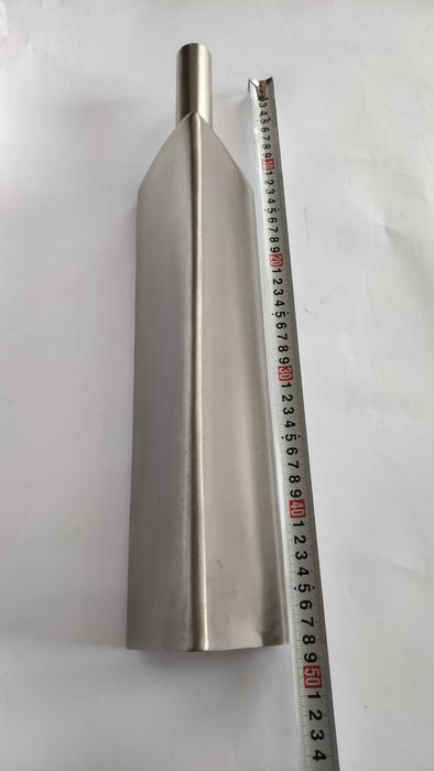 Висока стоманена ваза с модерен геометричен дизайн