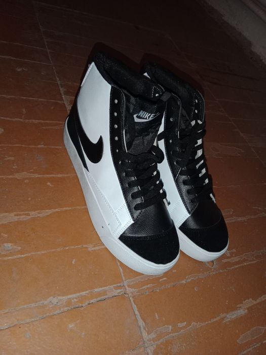 Продам 2 пары новых кроссовок