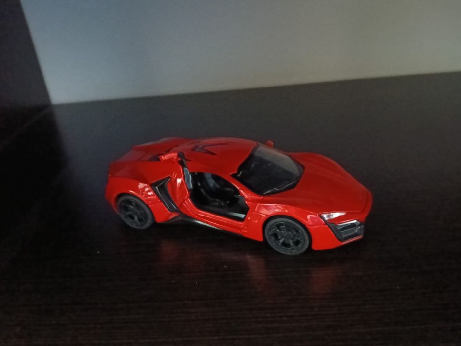 Продам игрушечную машинку