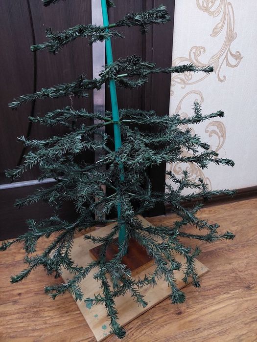 Продаётся новогодняя ёлка.