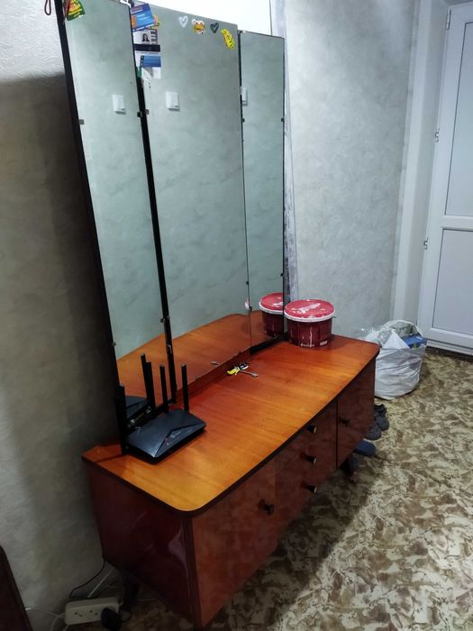 Трюмо.Отдам даром .
