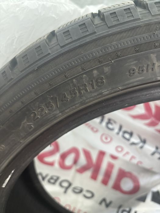 Продам 2 баллона всесезонка на 18