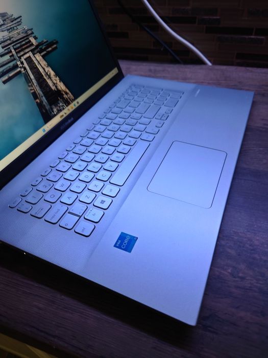 Asus Vivibook 17,3 inch• i5-11 TH gen• 512gb• 16gb ram se• Asus  X712E. Model 2022-2023