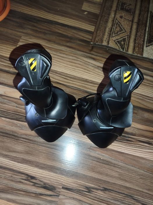 Vând joystick uri de gaming