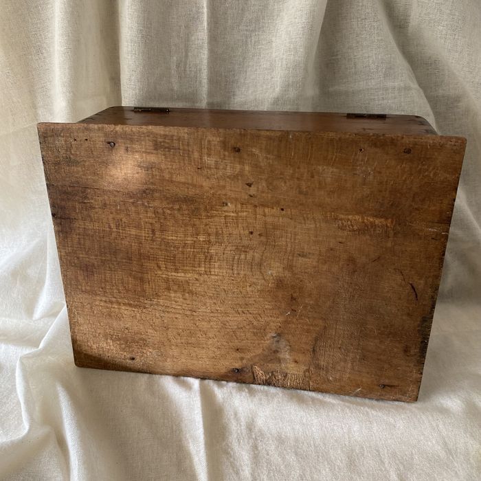 Cutie vintage deosebită, din lemn, în stare foarte bună