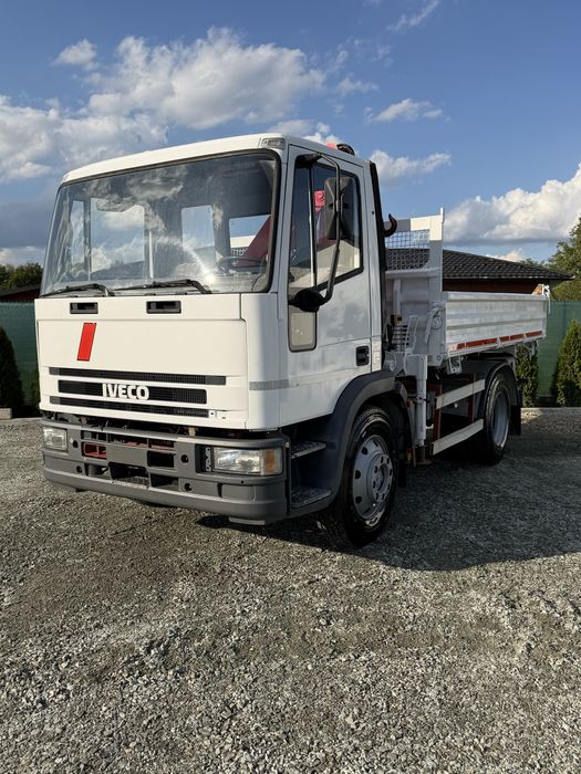 Camion basculabil cu macara
