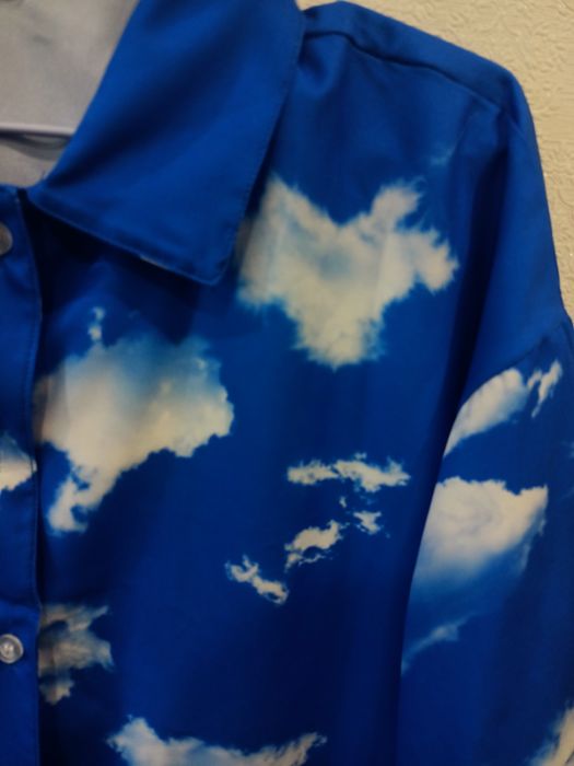 Продам рубашку с облачным принтом