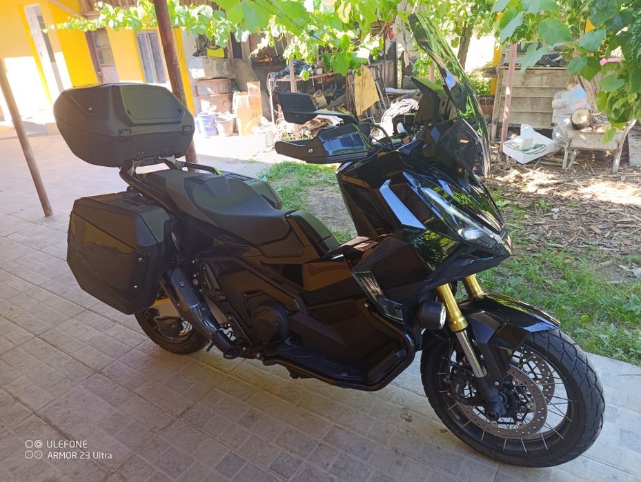 Honda Xadv 750 anul 2025 la 4700 km, in garanție, full echipată