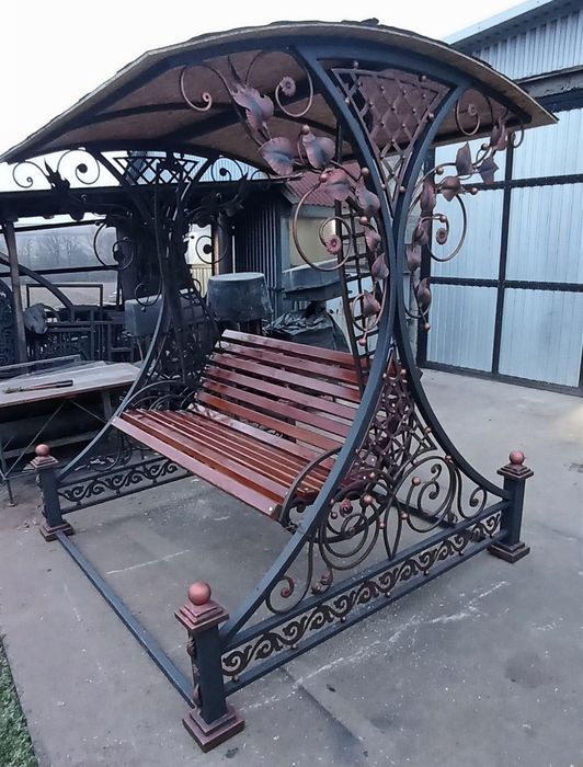 Porți, garduri, mâini curente, balansoare din fier forjat.