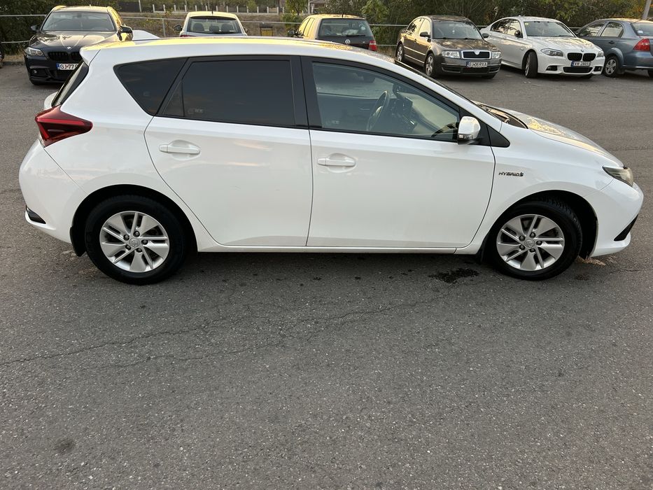 Vand toyota auris hibrid 2018