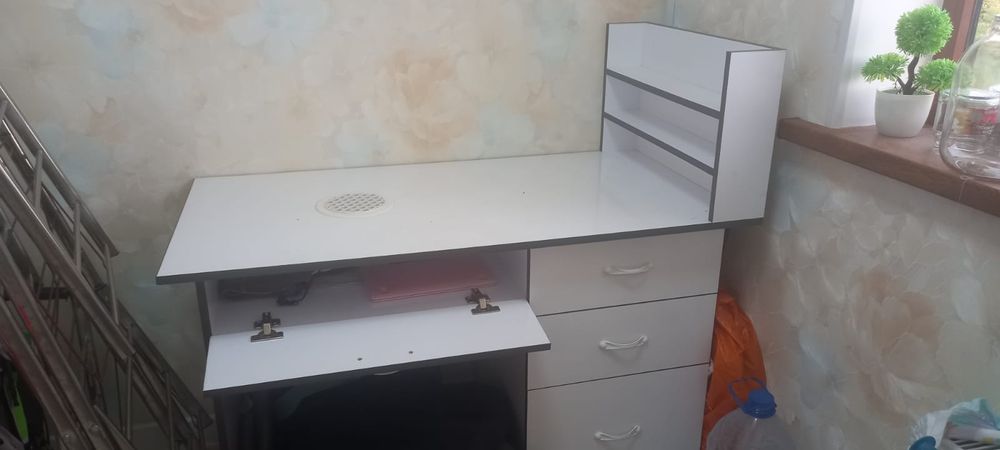 Manikyurni stol s vitishkoy noviy