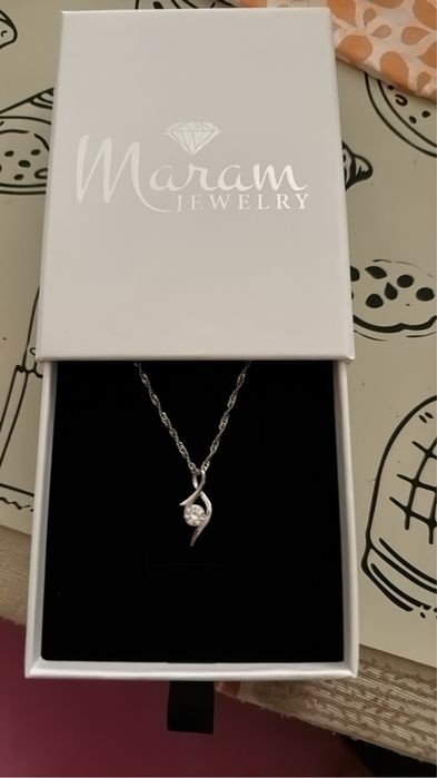 Дамско сребърно колие с висулка с камък