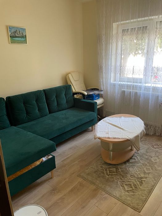 Vând apartament 3 camere la parter intr un bloc cu 4 etaje in Micalaca pe str Nucet lângă parcul Orizont. 2 dormitoare un living,2 bai bucătărie mare