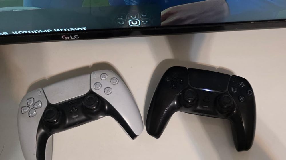PS5  2 джойстика, 4 игры