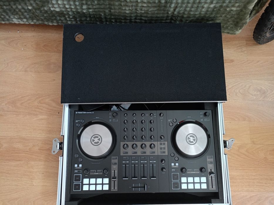 Consola.   DJ.  TRAKTOR