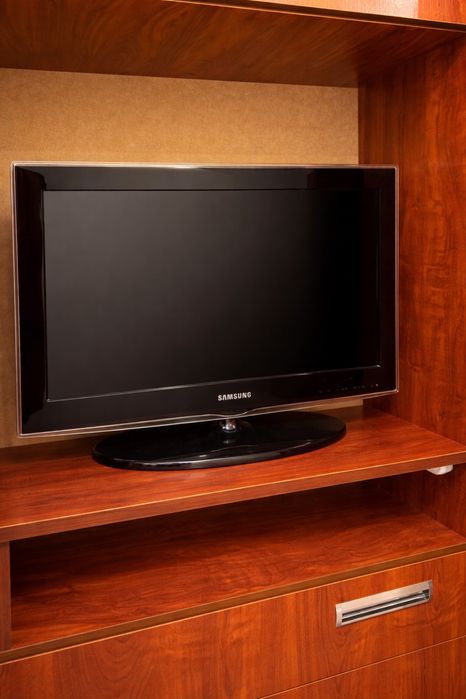 Кровать с ящиками (отличное состояние) + стол и ТВ в подарок