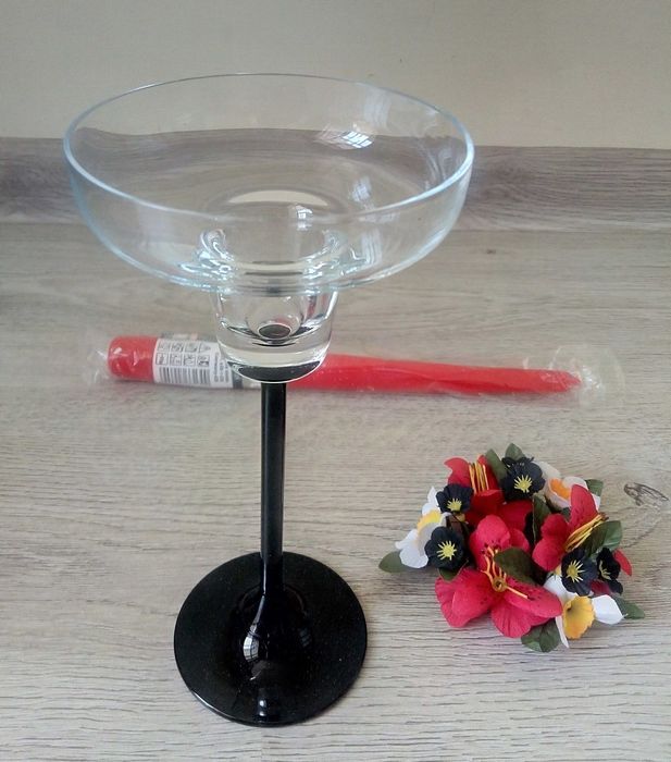 Стъклен свещник тип бокал с декорация от изкуствени цветя