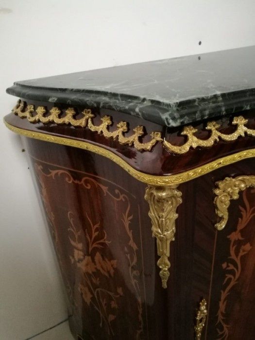 Comodina in stilul francez Louis decorata cu elemente din bronz și int