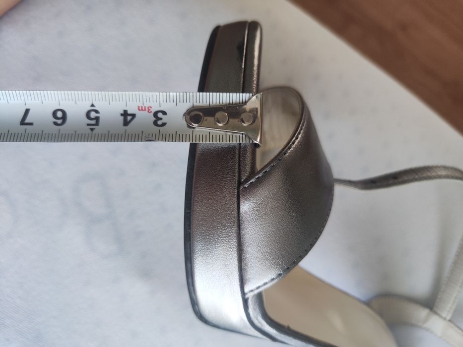 Елегантни сандали с ток