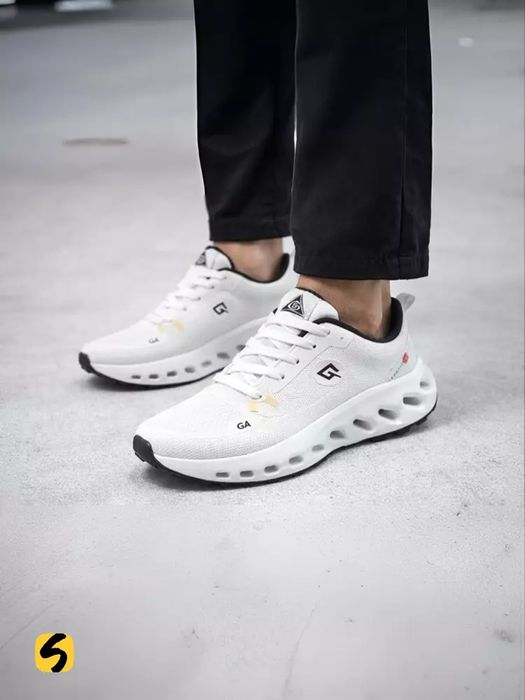 Erkaklar uchun yengil va qulay sport krasovkalari