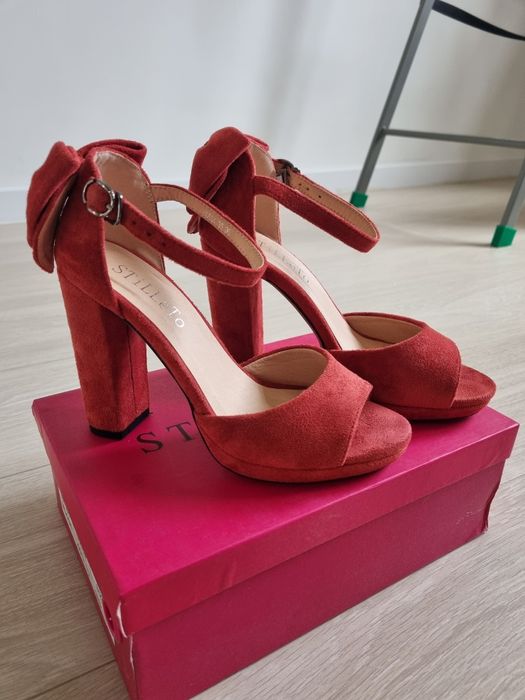 Продам босоножки