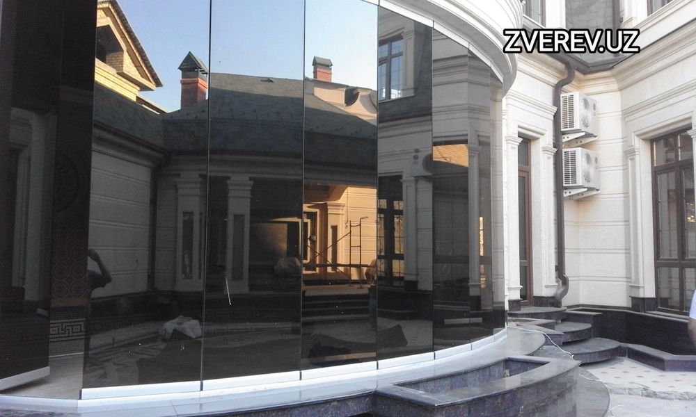 Раздвижные стеклянные конструкции, двери.